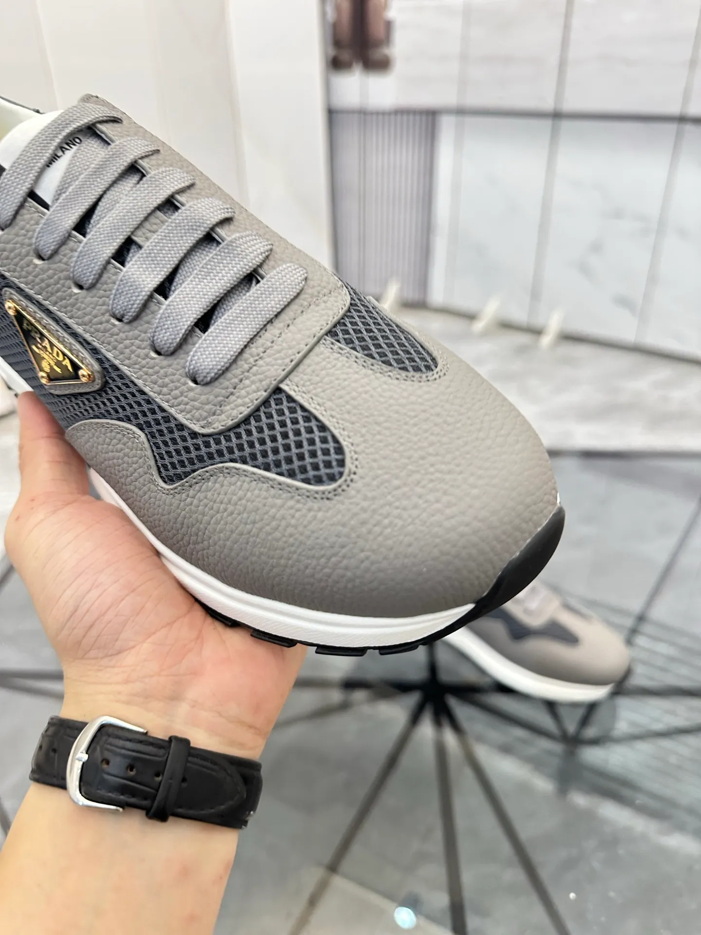 Men's shoes: 💰P600¥ High-end top quality Product trademark: Prada *"Prada*" low-top casual shoes Regular size: 38-45 (can be customized to 46) Product materials: imported first-layer cowhide stitching original material on the upper, water-dyed cowhide lining, cowhide foot pads, original outsole. No.: 001